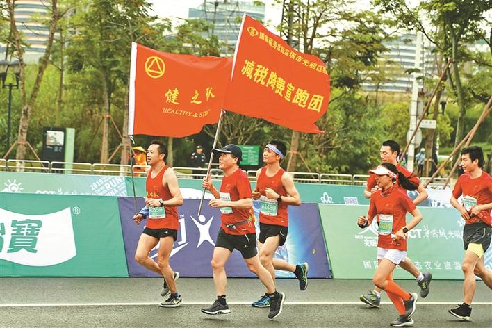 3月24日上午8点整，深圳光明小镇国际半程马拉松赛正式开跑。