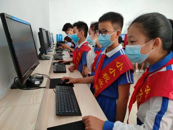 图2：“小小税收宣传员”体验电子税务局.jpg
